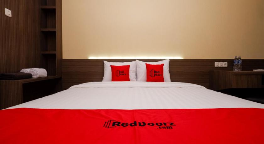 RedDoorz Plus near Paragon Mall Semarang - image 35
