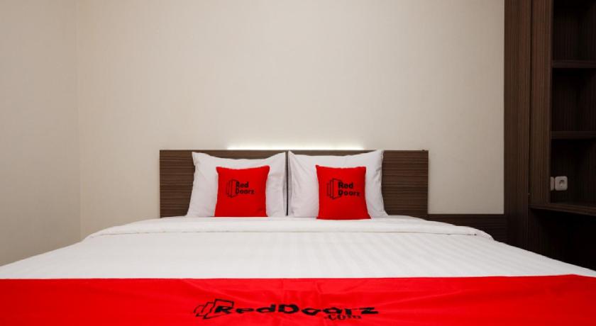 RedDoorz Plus near Paragon Mall Semarang - image 23