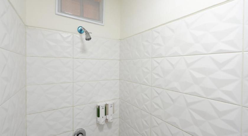 RedDoorz Plus near Paragon Mall Semarang - image 16