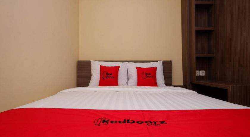 RedDoorz Plus near Paragon Mall Semarang - image 26