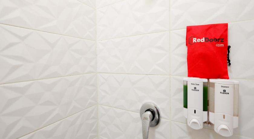 RedDoorz Plus near Paragon Mall Semarang - image 27