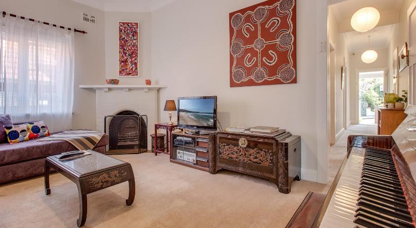 Comfy family home in chill beachside neighbourhood photo