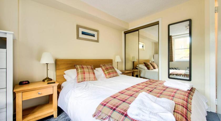 Charming 1 Bed Apartment with Castle View