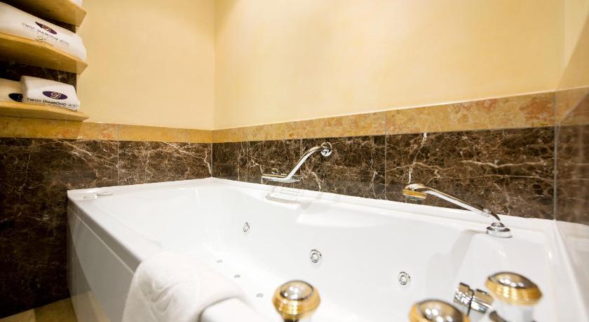 Image of Deluxe Suite with Lake View 9