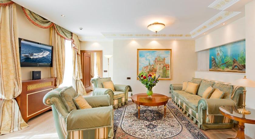 Image of Deluxe Suite with Lake View 6