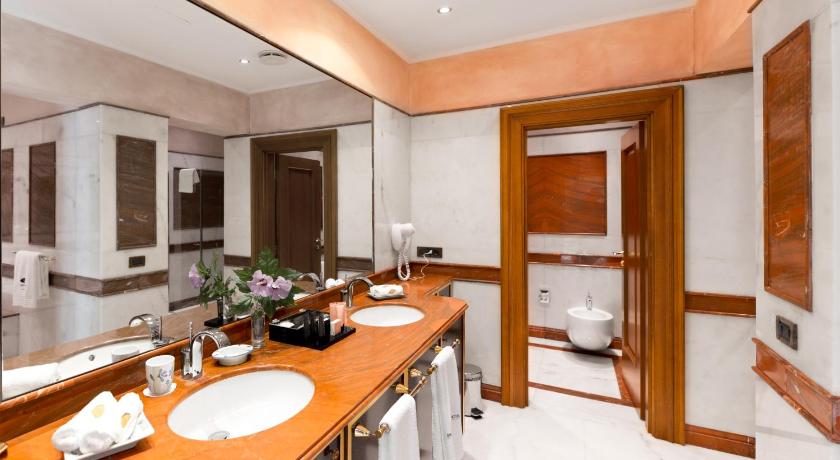 Image of Deluxe Suite with Lake View 8
