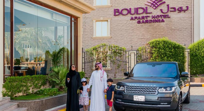 a man standing next to a woman in front of a store, Boudl Gardenia Resort in Al-Khobar