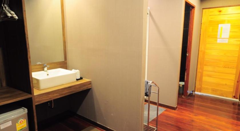 Image of Deluxe Queen Room 16