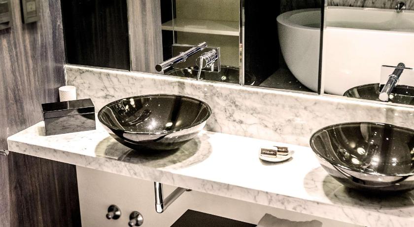 Image of Deluxe King Room - Non-Smoking 7