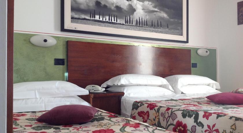 Фото: Трехместный номер (Triple Room) 3