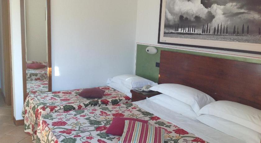 Фото: Трехместный номер с патио (Triple Room with Patio) 12