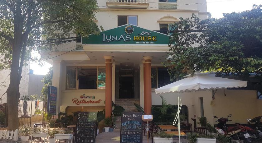 a restaurant with an umbrella on the front of it, Luna's House Hostel in Cat Ba Island