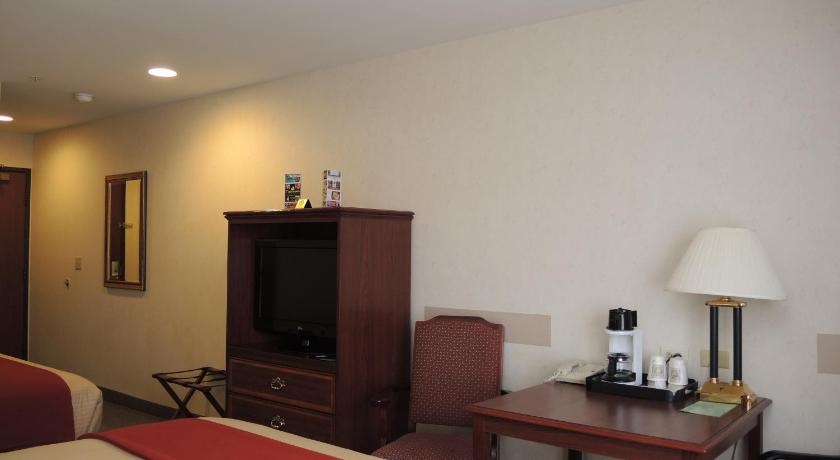 Evergreen Inn & Suites