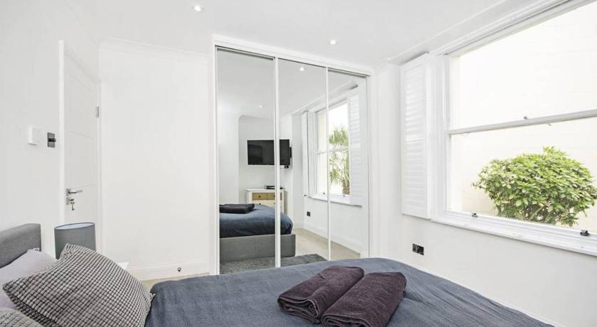 Bright Luxurious Flat in Little Venice photo