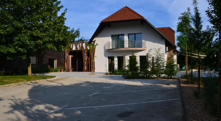 Hotel Rakar — Hotel in Trebnje