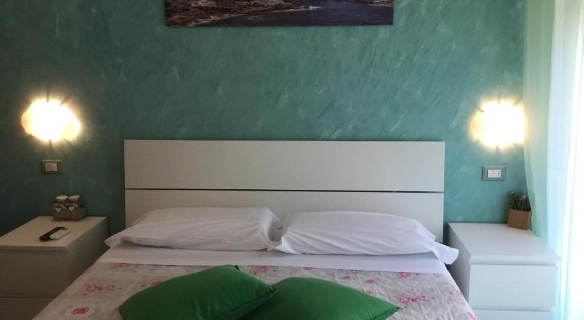 a bedroom with a bed, a lamp, and a painting on the wall, Elite 19 in La Spezia