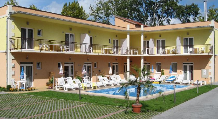 Beach Hotel — Hotel in Siofok
