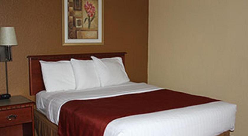 AmericInn by Wyndham West Bend photo