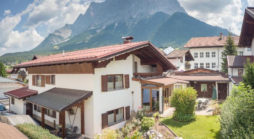 Chalet Holzerstubn — Hotel in Ehrwald