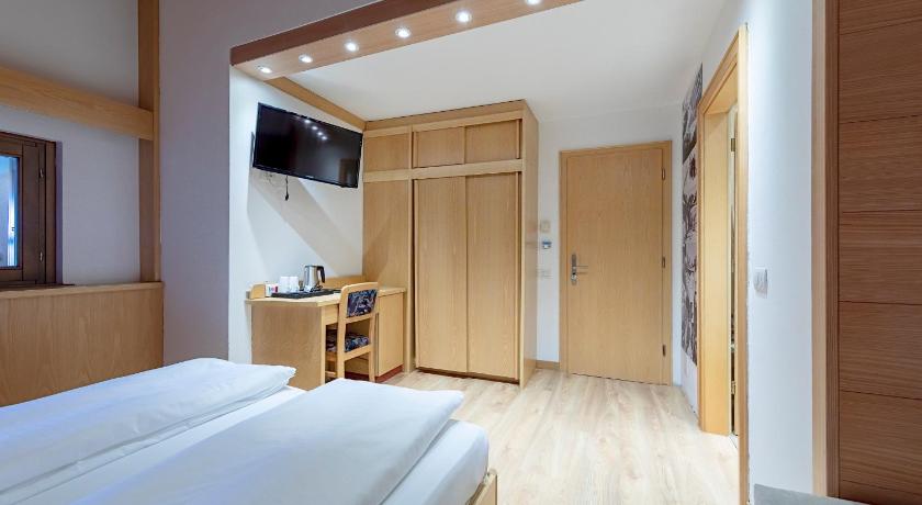 Image of Double Room with Extra Bed 5