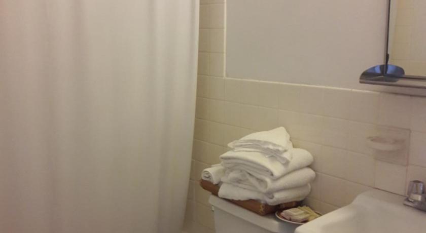 Suitcase Motel & Travel photo