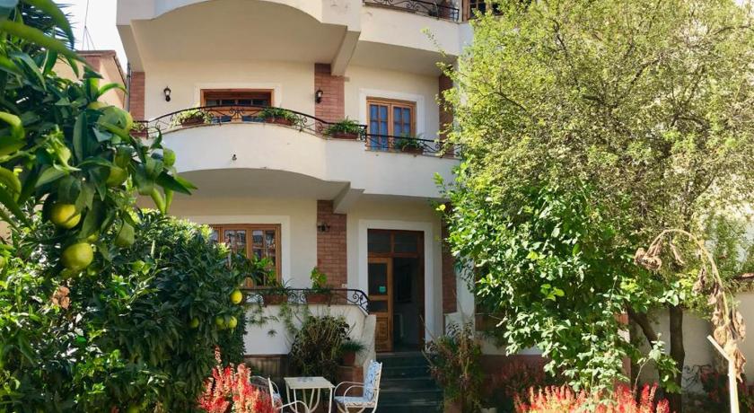 Garden Boutique B&amp;B — Hotel in Tirana