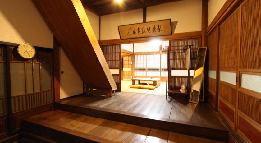a room with a wooden floor and a wooden ceiling, Fuji Sakura House in Fujikawaguchiko
