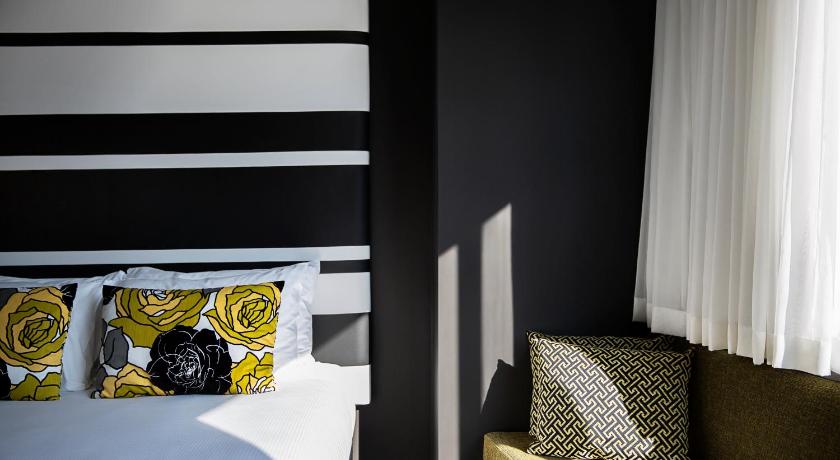 Image of Superior Queen Bed 12