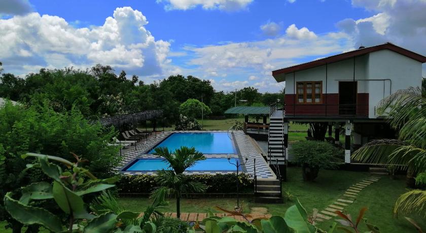 Eco Hotel Black &amp; White - Anuradhapura — Hotel in Anuradhapura