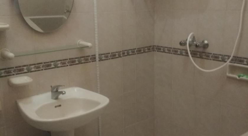 Image of Twin Room with Private Bathroom 3