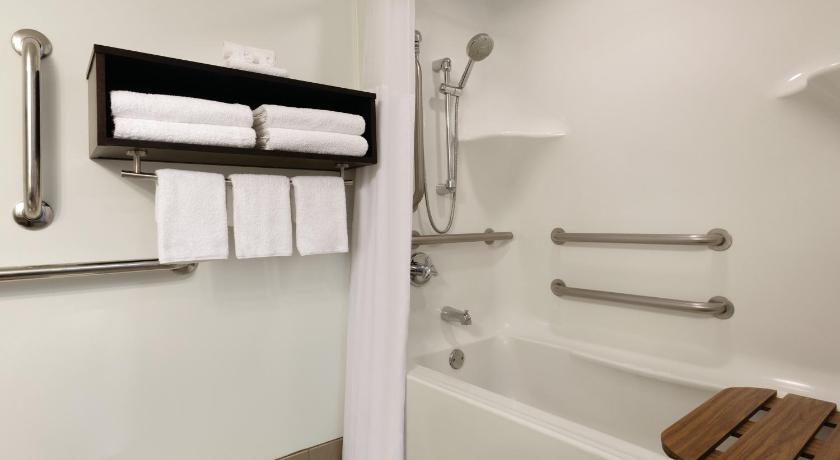 Country Inn & Suites by Radisson, Brooklyn Center, MN