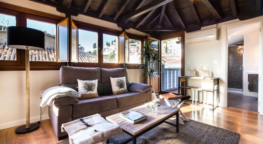 Fantastico atico con terraza y vistas en el centro — Hotel in Granada