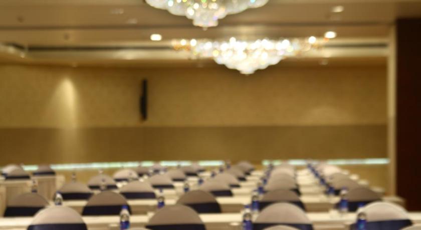 Mahagun Sarovar Portico Suites Hotel