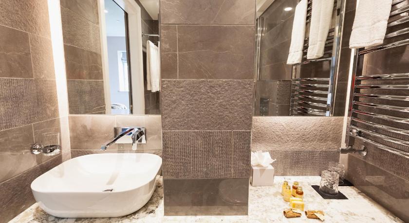 Clarendon Suites photo