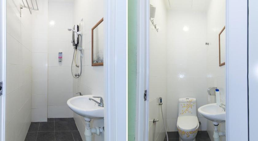 Image of Standard Twin Room with Shared Bathroom 14