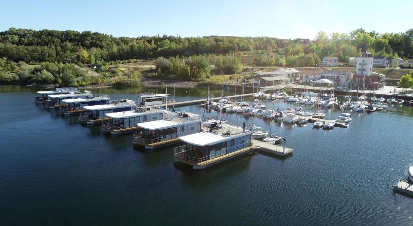 Hausboot No. 5 "Treibholz" photo
