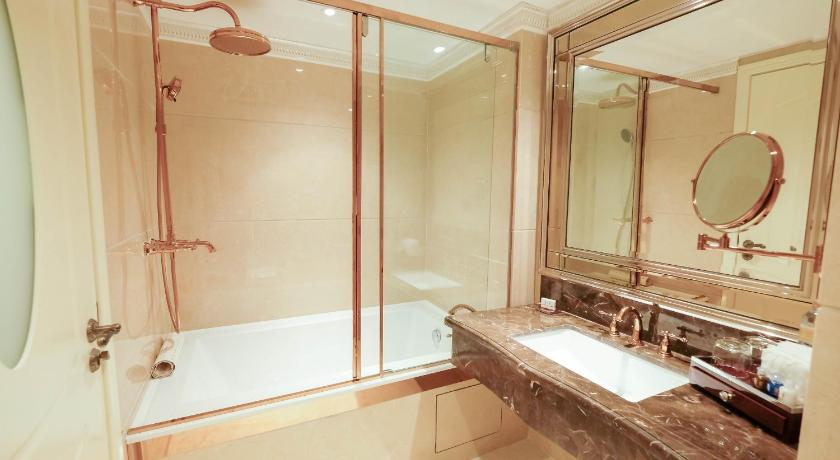 รูปของดีลักซ์ เตียงใหญ่ วิวทะเล (Deluxe Sea View Double Room) 10