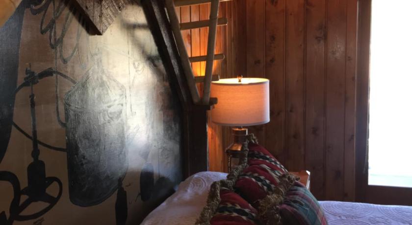 McMenamins Kalama Harbor Lodge photo