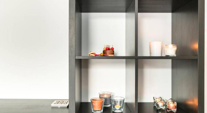 Modern High Tech Central Flat For 4 Lisbon Portugal