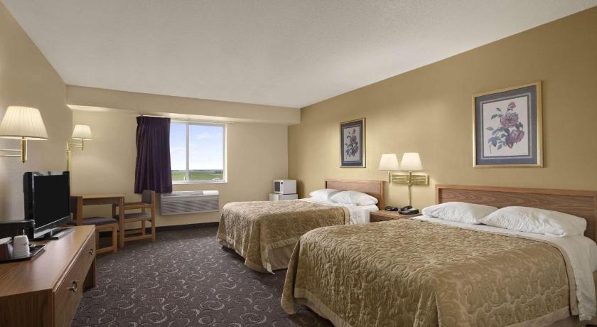 Queen Room with Two Queen Beds - Non-Smoking, Four Seasons Inn in Bottineau (ND)