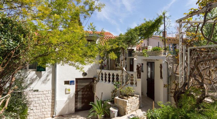 Apartments Varos — Hotel in Split