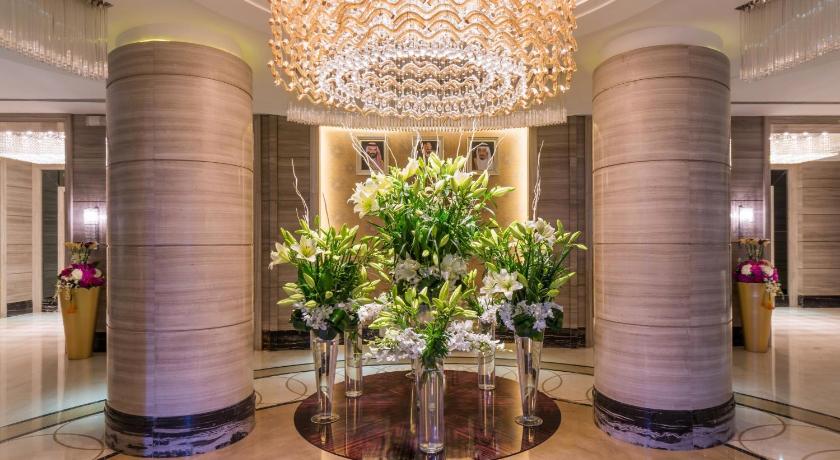 a large room with a large vase filled with flowers, Boudl Al Qasr Hotel in Riyadh
