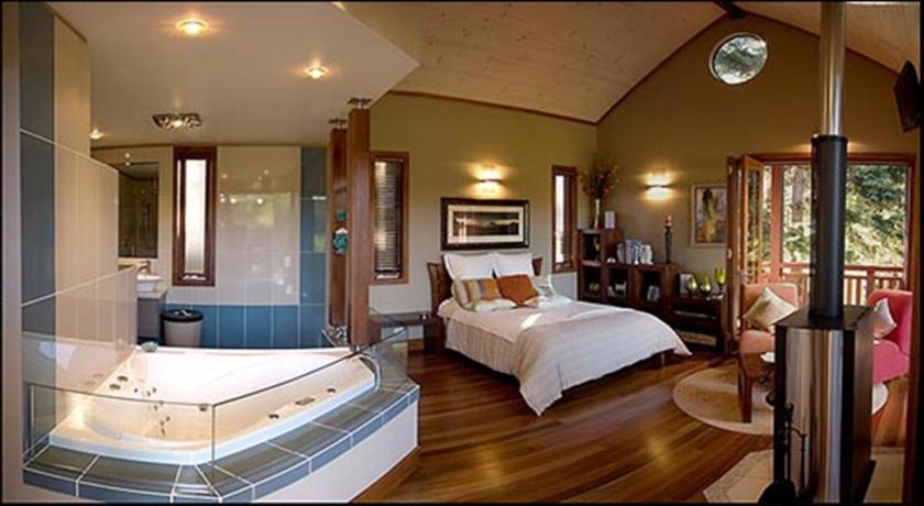 Cottage In The Woods - Formerly King Ludwigs Cottage — Hotel in Sunshine Coast