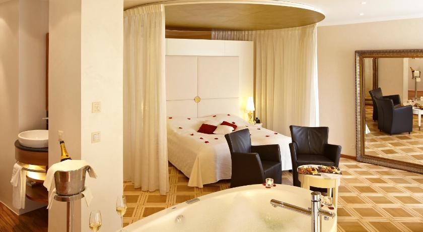 Image of Romantic Suite with Balcony 6
