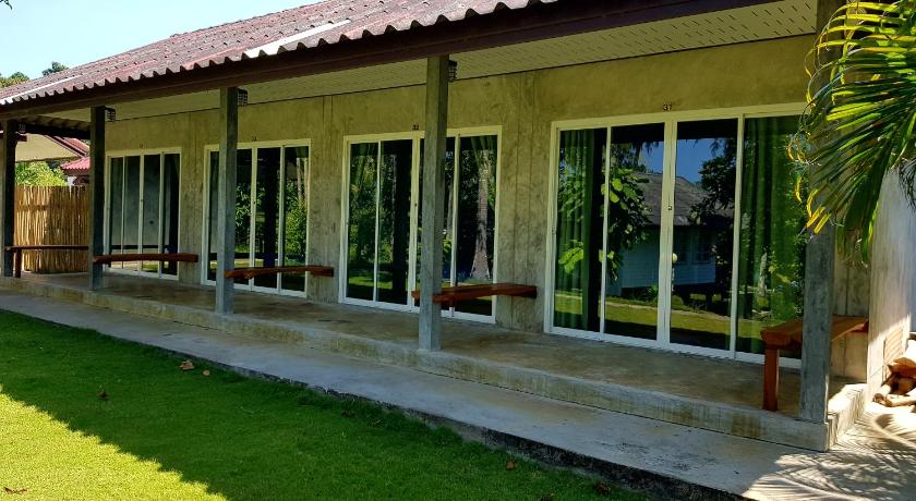 Image of Standard Twin Room with Garden View 5