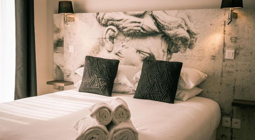 Image of 1 Queen Bed, Superior Room, Balcony 8