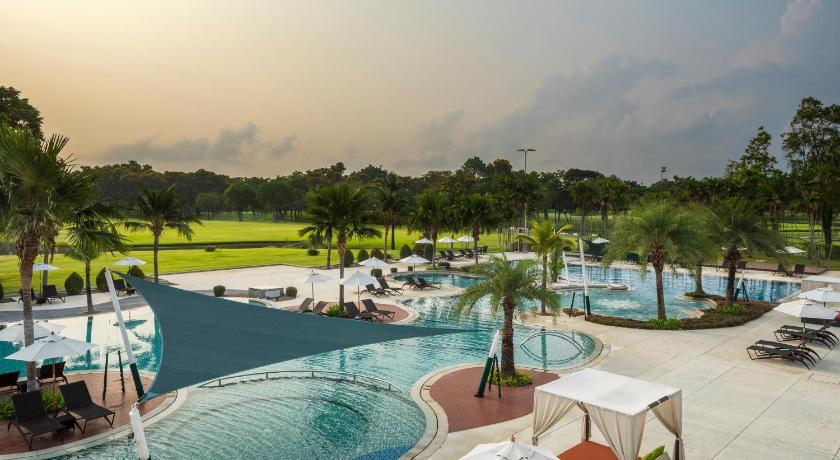 a large swimming pool in a resort area, Eastin Thana City Golf Resort Bangkok [Bangkok] in Bangkok