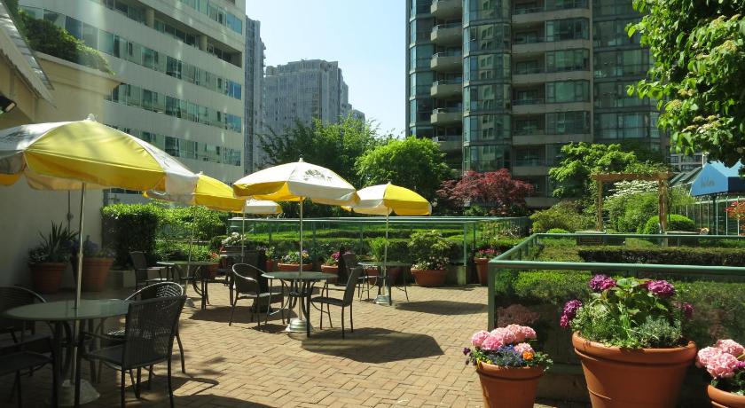 Rosedale on Robson Suite Hotel