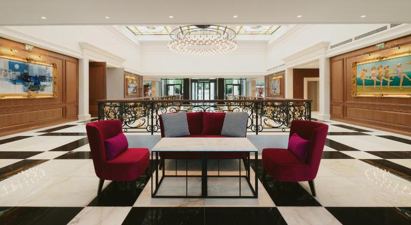 Astor Garden Hotel photo