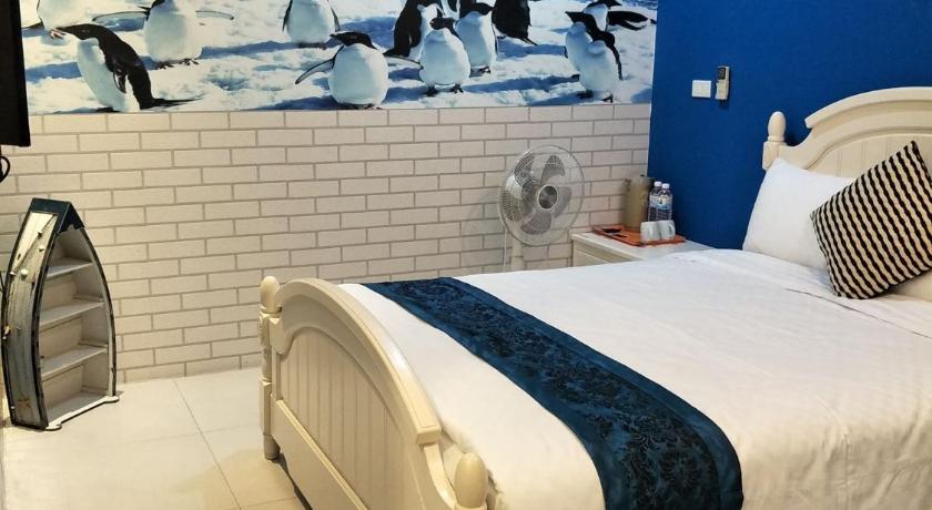 a hotel room with a bed and a painting on the wall, Aegean Sea Homestay in Yilan